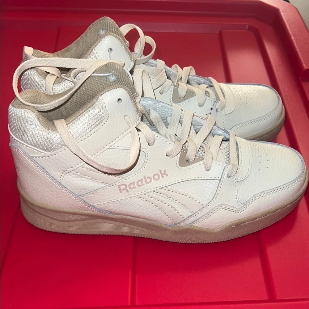 Reebok Women's Sneakers in Cream and Gray